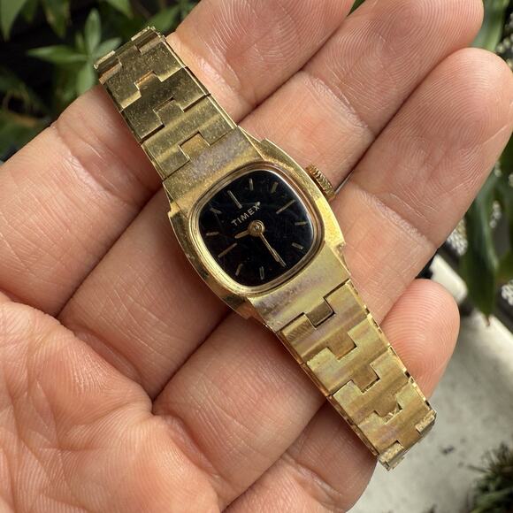 Vintage Timex Ladies Gold Plated Watch Manual Wind Black Dial Dainty Women’s - Picture 1 of 8